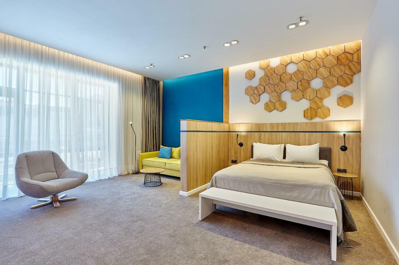 Aqua-Minsk Hotel Plus Bagian luar foto