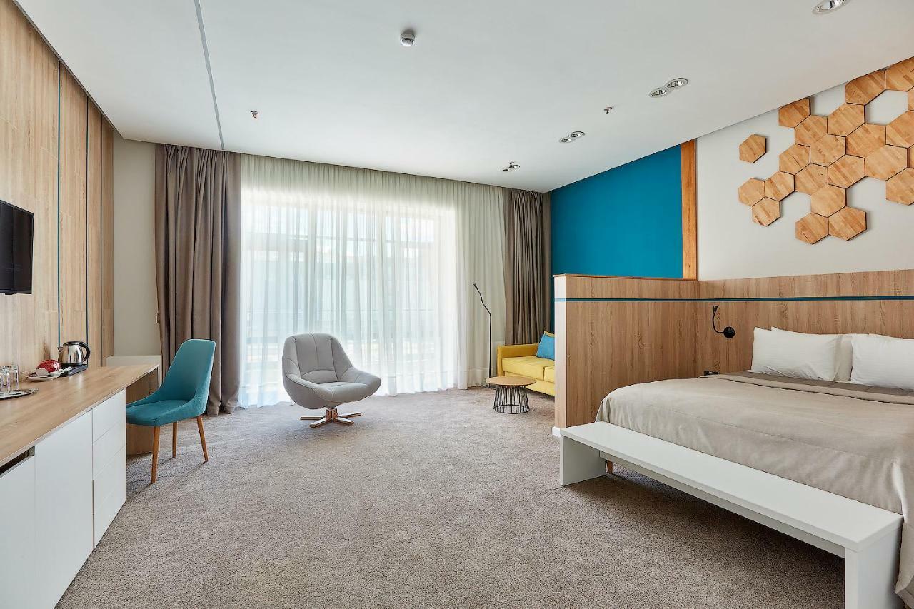 Aqua-Minsk Hotel Plus Bagian luar foto
